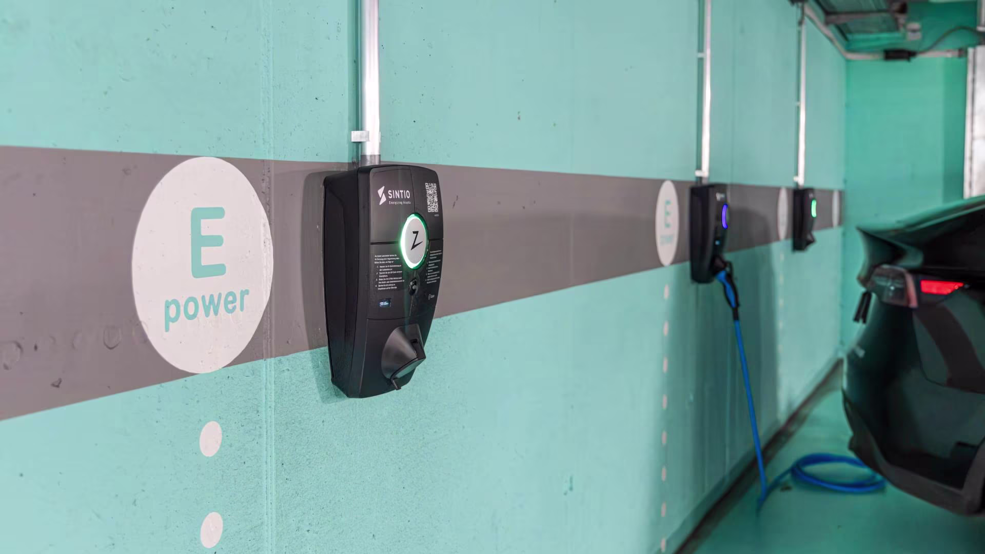 Zaptec-Ladestation mit QR-Code für die Zahlungsabwicklung durch sintio.public im Pizolcenter in Mels