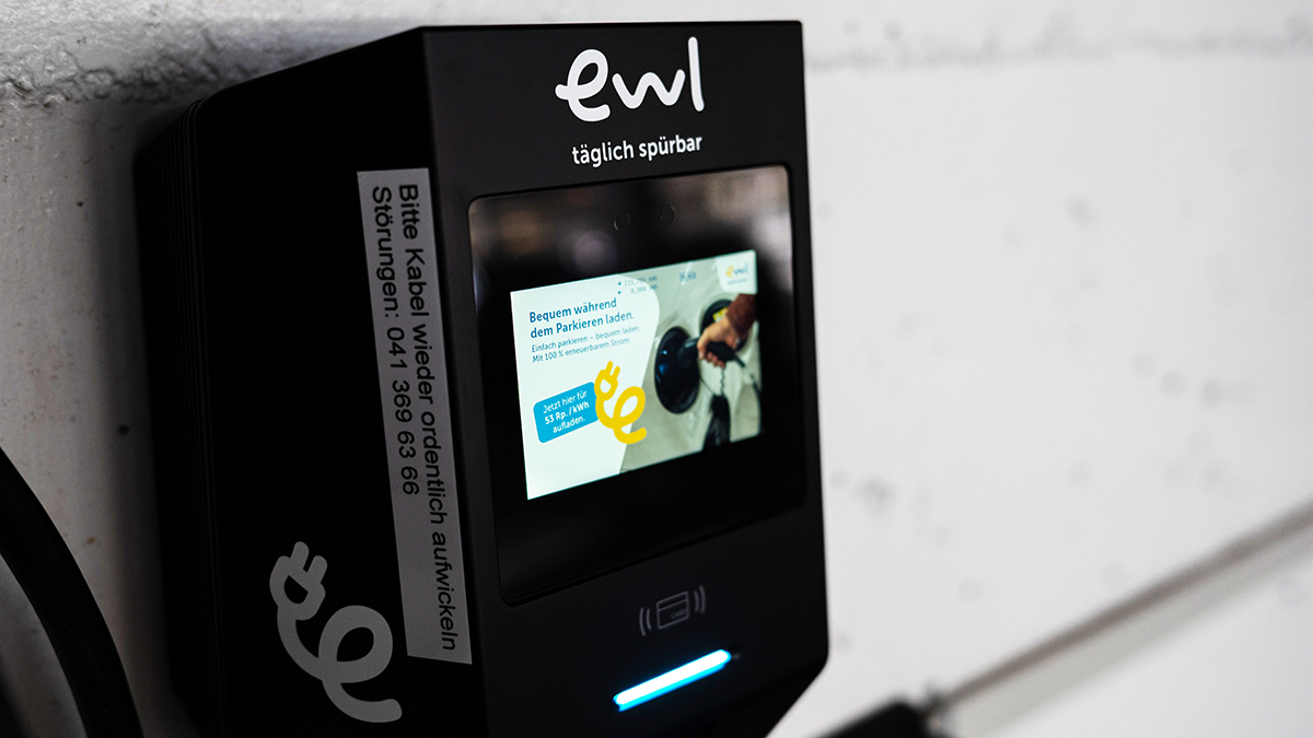 Touchscreen der ewl Elecq Biz Ladestation mit Anzeige des Ad-hoc-Ladepreises